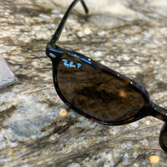 New in box Ray-ban polarized sunglasses - Picture 5 of 8